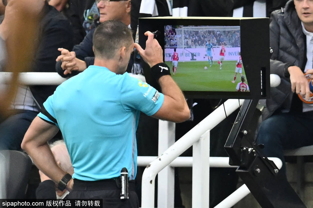 VAR技术推翻阿森纳点球判罚，霍华德·韦伯详解真相引热议